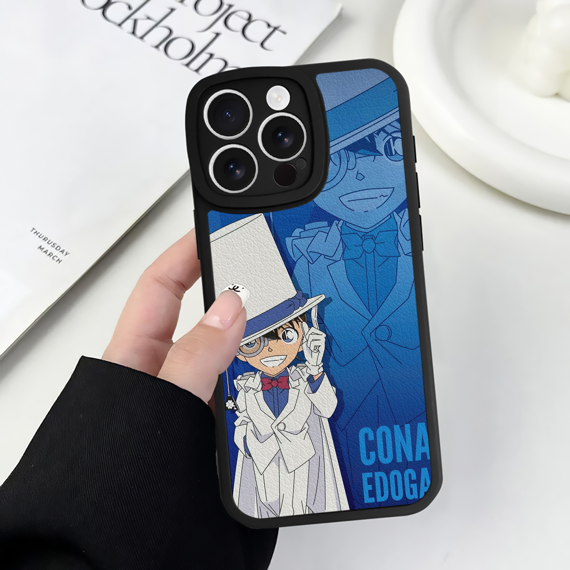 （画像用） 名探偵コナン Detective Conan 【iPhone 16シリーズ対応】シリコンスマホケース（レザー調） 材質：シリコン